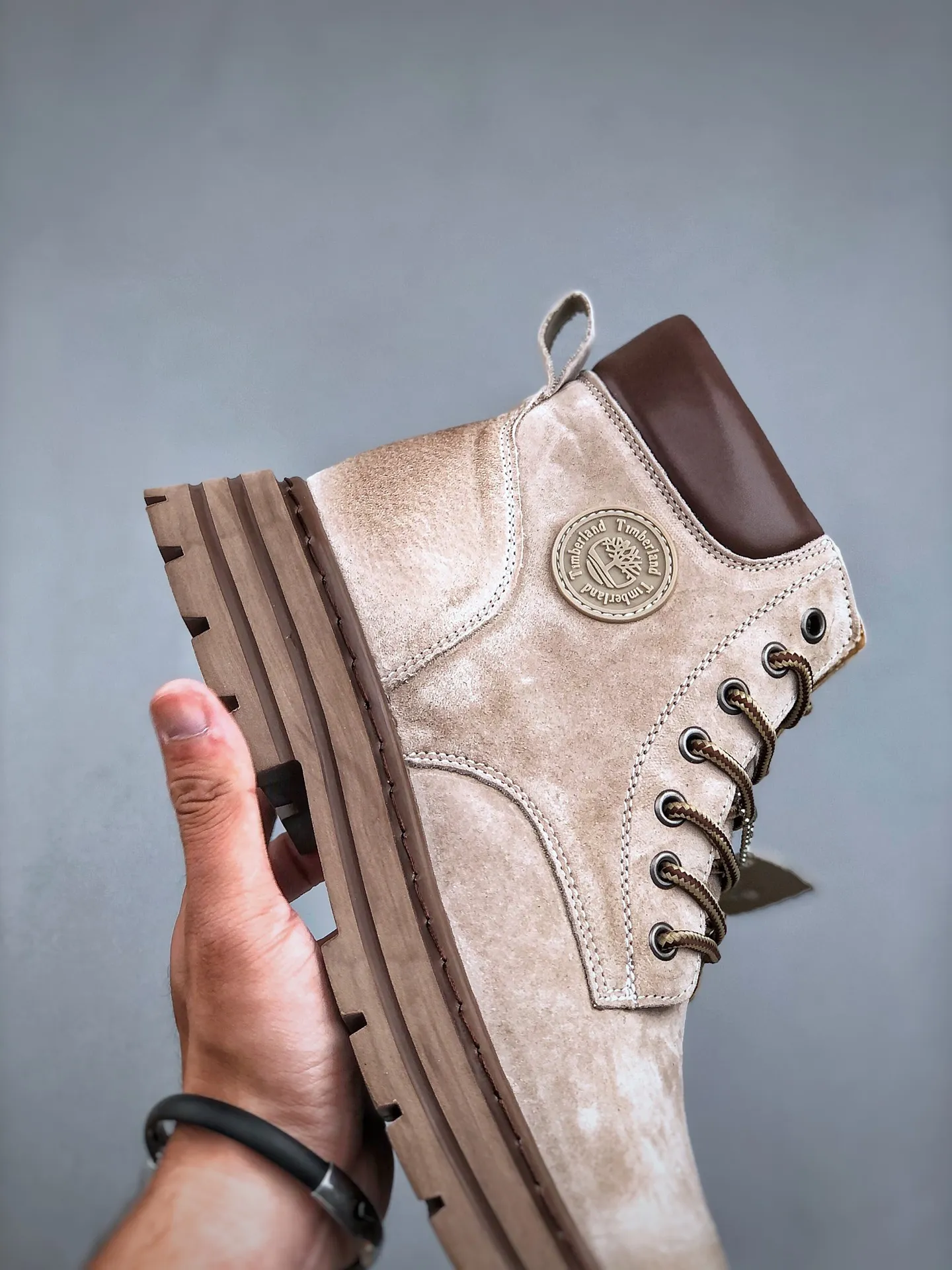 Local 💰560 core recommendation, good price, new goods 🚀Timberland Timberland/Timberland outdoor high-top casual rhubarb boots series #Guangdong Dachang quality original box original packaging #25ss new fashion trend matching The fabric is made of Italian 🇮🇹 top frosted fine-grained cowhide with anti-odor and anti-corrosion genuine leather latex insoles. The outsole and hardware are all made from OEM raw materials. The same process as the original Goodyear never-opening process Good products do not kill pigs. The quality of the first order is strictly controlled. Exclusively released on the entire network. The quality is beyond doubt. The whole set of official website unified packaging gives you a perfect wearing experience. The quality is exquisite and durable. A must-have for sportsmen. Specially designed to prevent handsomeness. High-quality and first-class foot feel. This winter, it is specially used for cold protection and outdoor use. Daily casual matching. Size: 39 40 41 42 43 44 (leather shoe size)